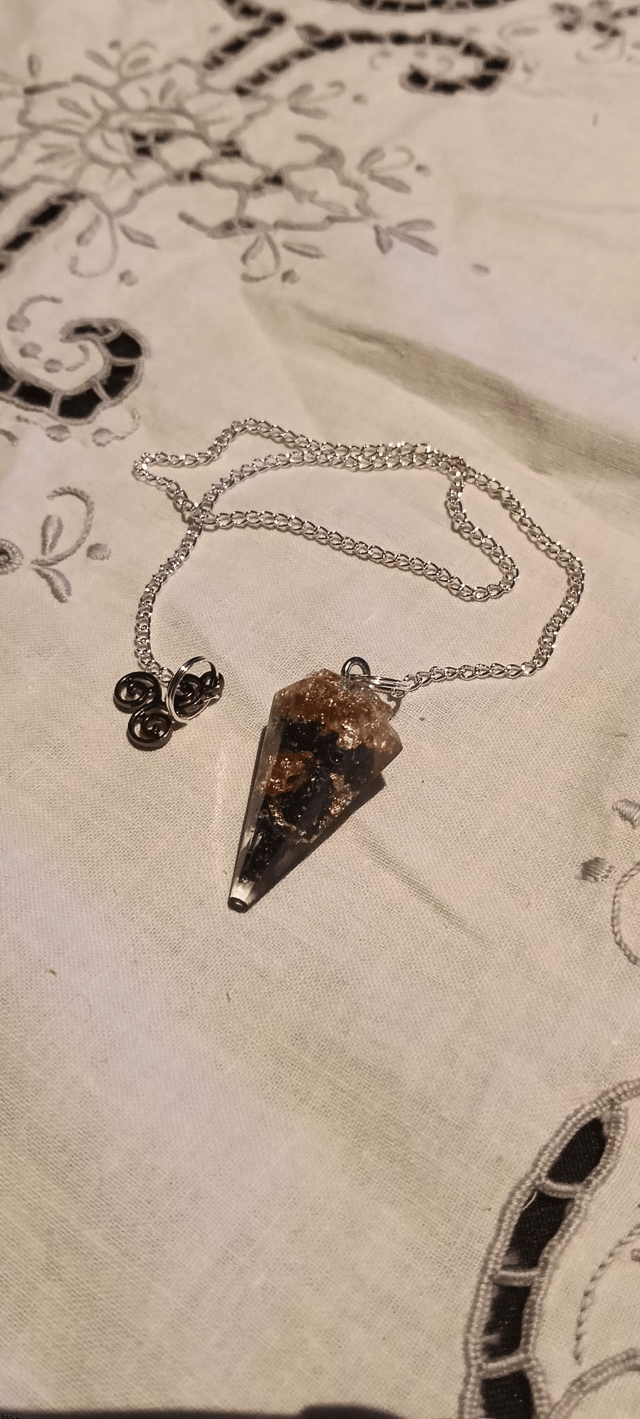 Pendule en résine et pierres